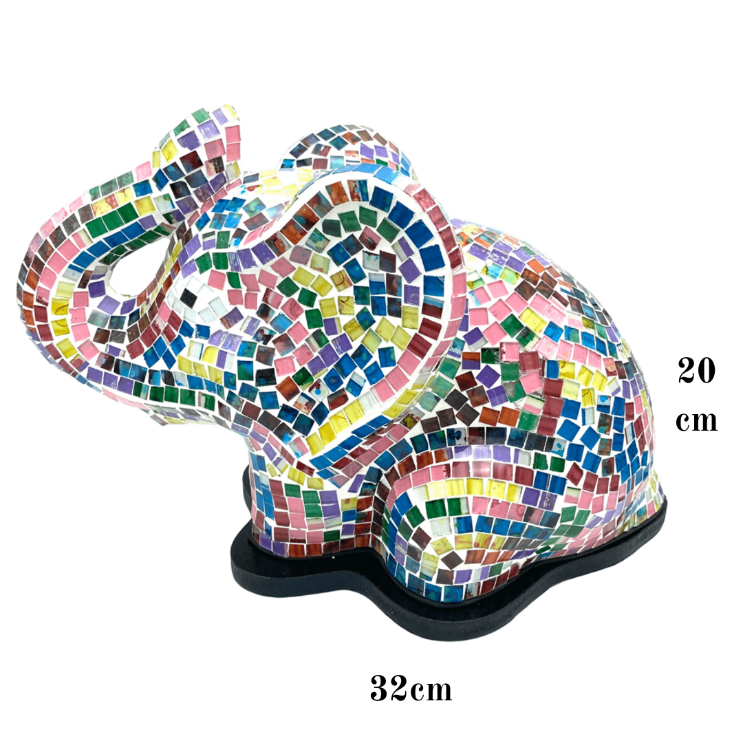 Lámpara Áurea de Mosaico: Luz y Color en Tu Hogar. Elefante.