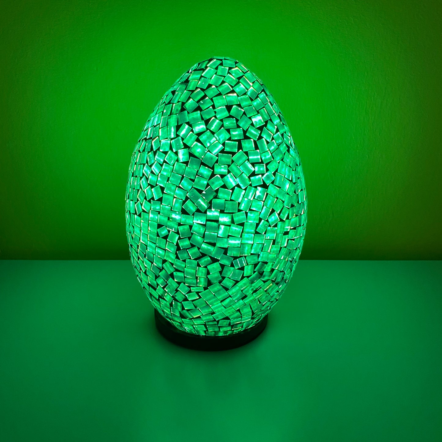 Lámpara Áurea de Mosaico: Luz y Color en Tu Hogar. Huevo.