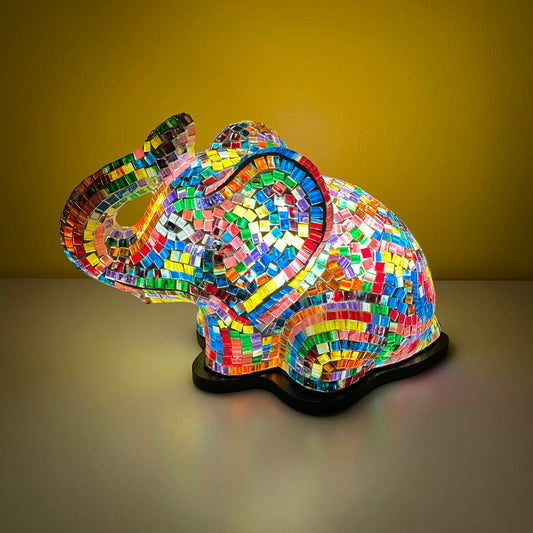 Lámpara Áurea de Mosaico: Luz y Color en Tu Hogar. Elefante.