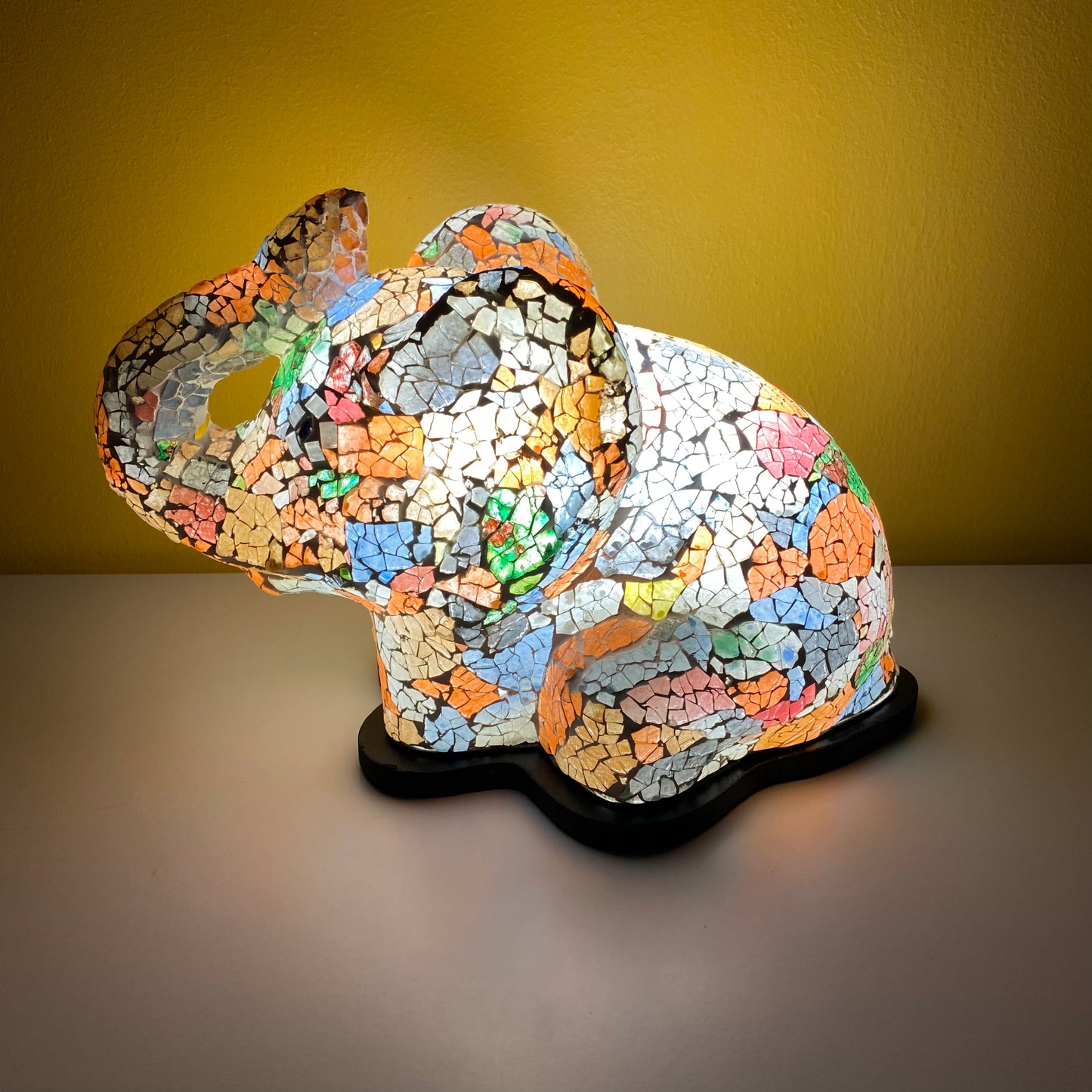 Lámpara Áurea de Mosaico: Luz y Color en Tu Hogar. Elefante.