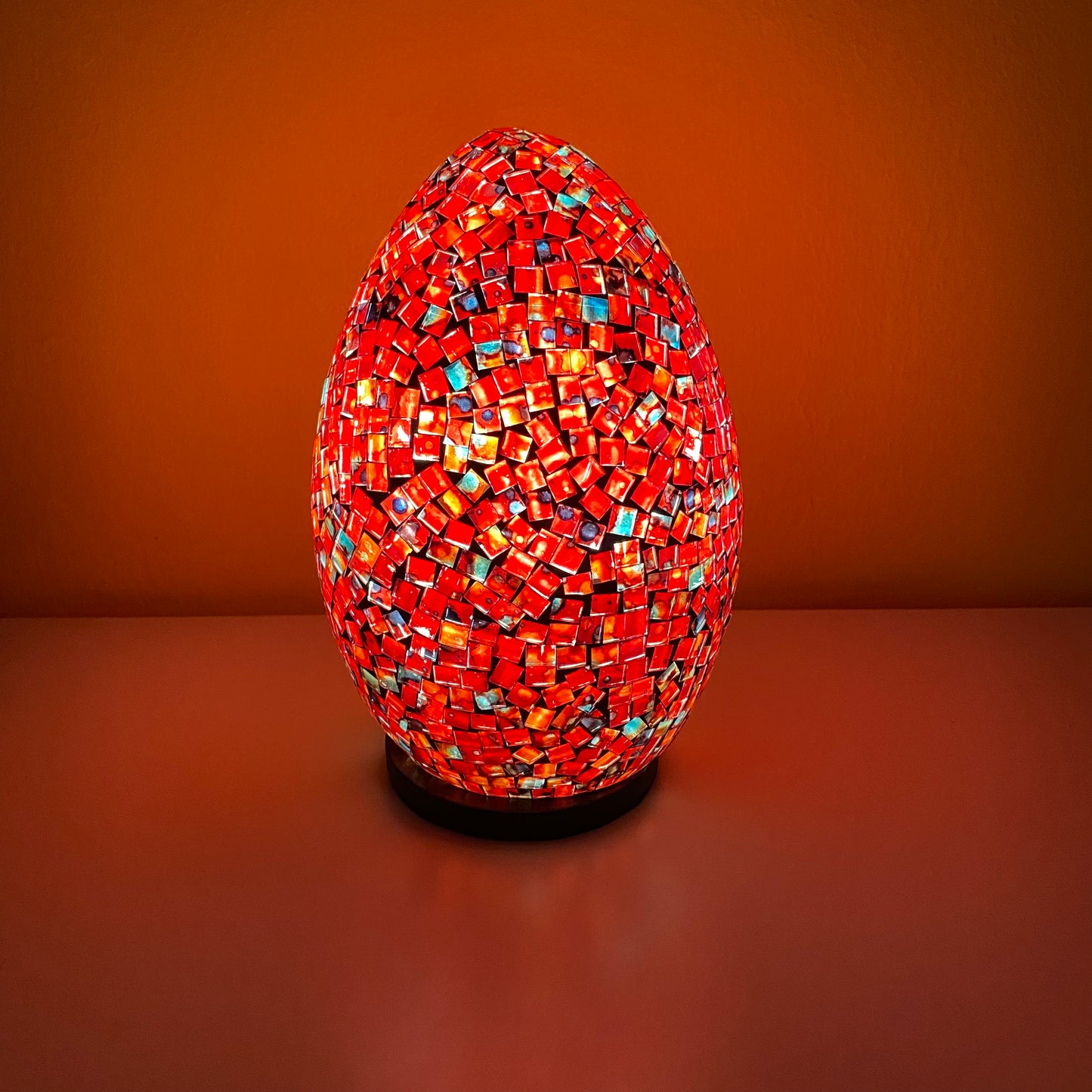 Lámpara Áurea de Mosaico: Luz y Color en Tu Hogar. Huevo.